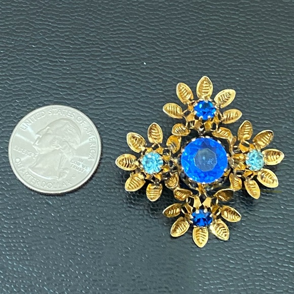 Vintage Austrian Crystal Ornate Gold Tone Filigree Blue Crystal Brooch 6.5g - Picture 8 of 15